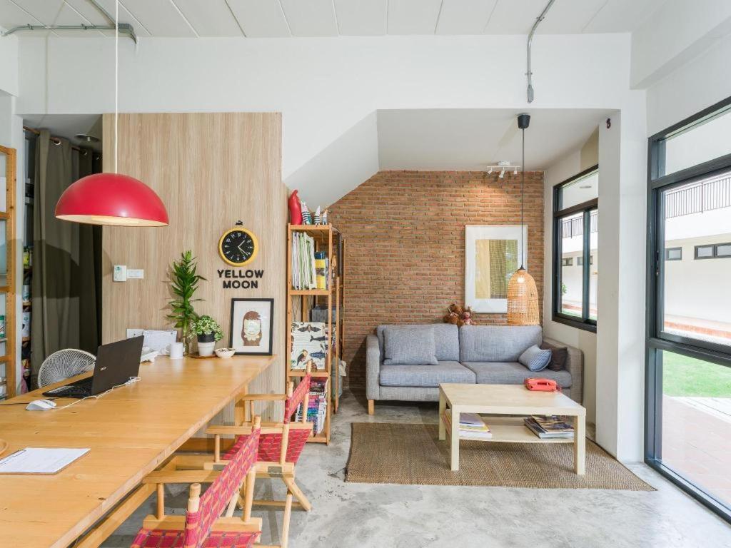 Yellow Moon Hotel 2*