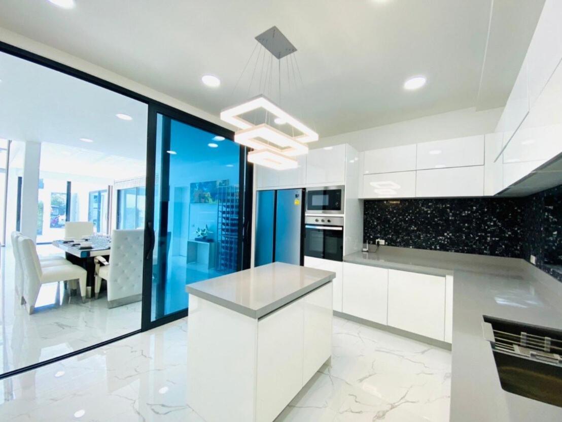 Villa 棕榈泉别墅e1六卧近步行街近中天海滩