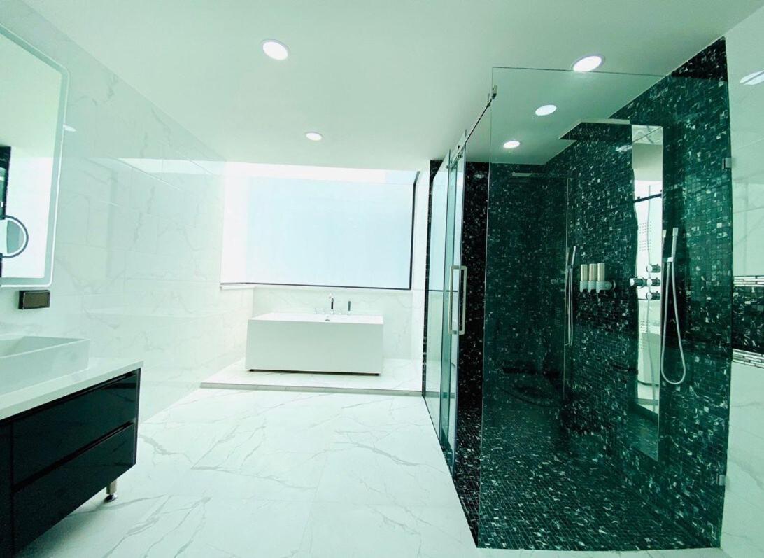 Villa 棕榈泉别墅e1六卧近步行街近中天海滩 *