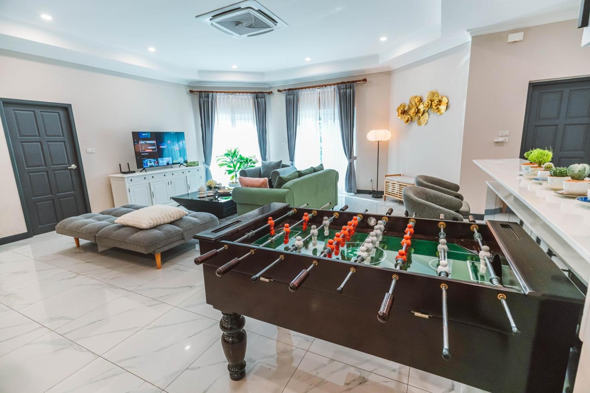 H1市中心稀有的直达私家海滩的现代豪华泳池别墅h Villa *