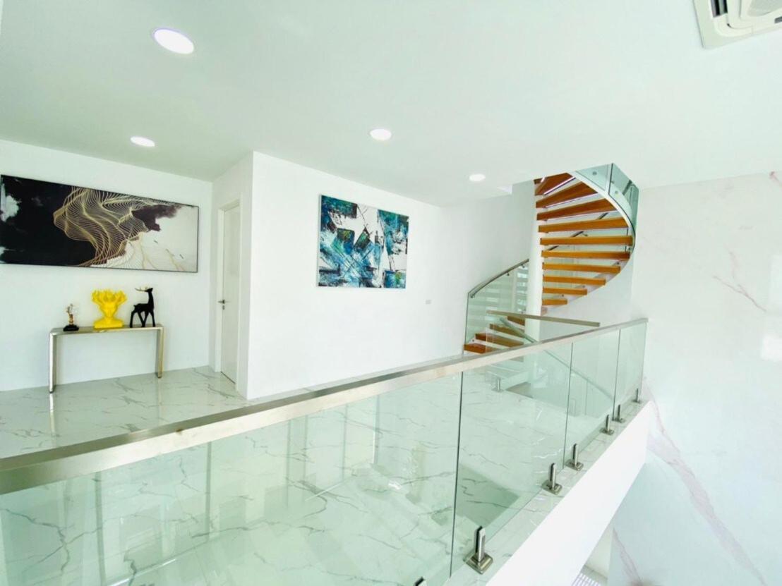 Villa 棕榈泉别墅e1六卧近步行街近中天海滩 *