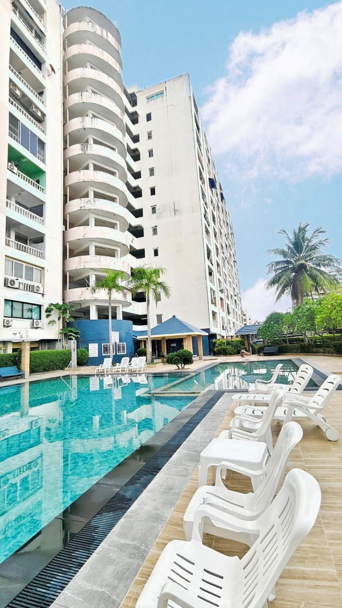 市中心 5分钟到海边 全新房 全新泳池 密码锁 网络电视 阳台 私人洗衣机 可两房联订 * Pattaya