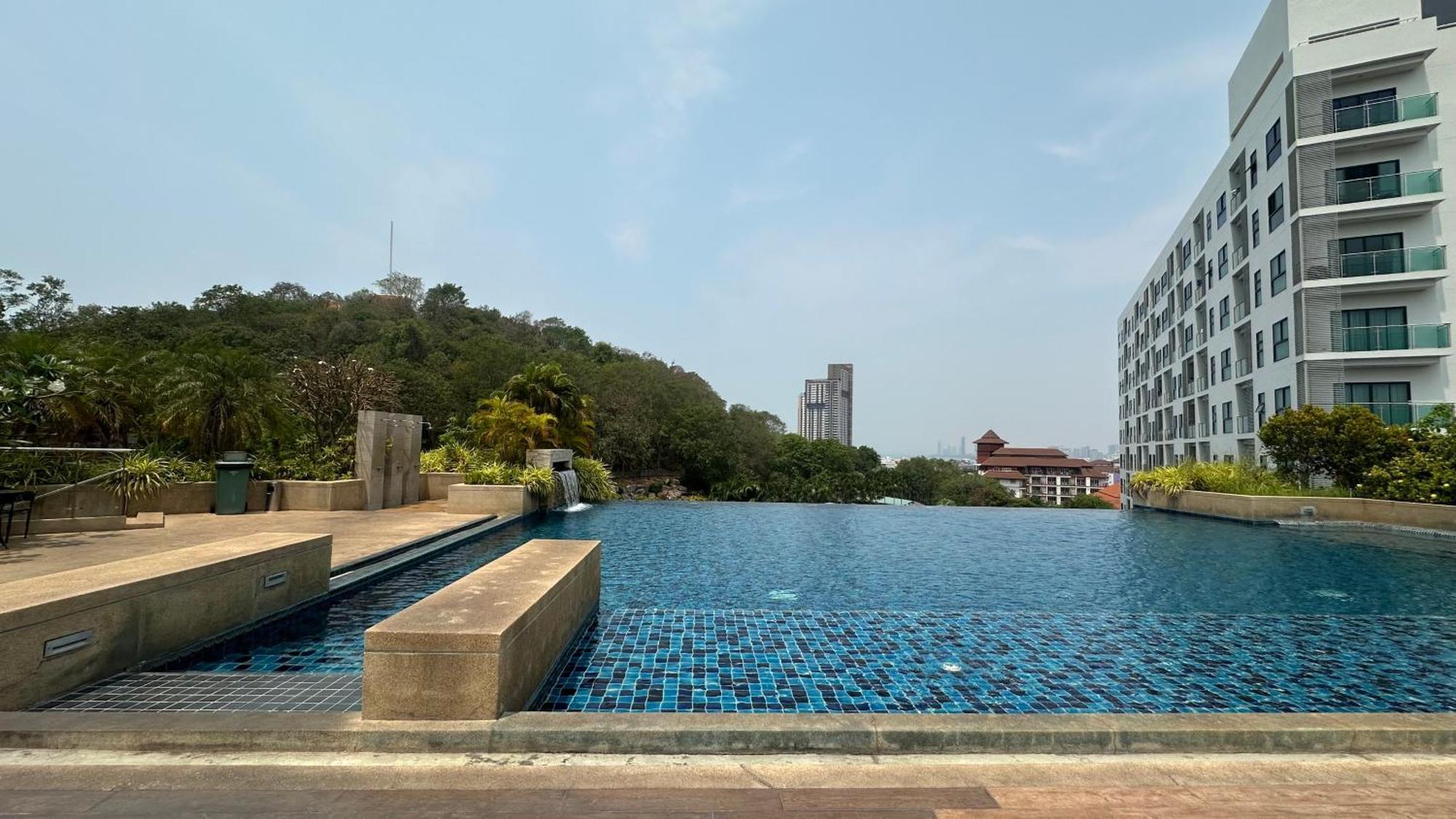 Apartment The Axis Pattayaใจกลางเมืองวิวทะเลภูเขา