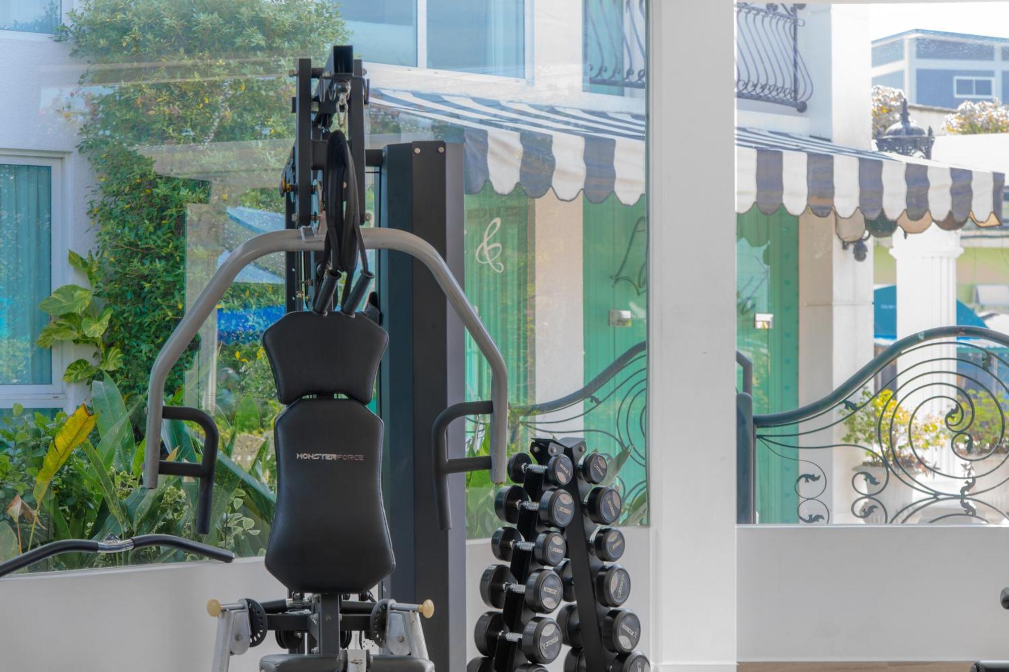 芭提雅市中心高端泳池花园公寓 椰子树下步行街旁