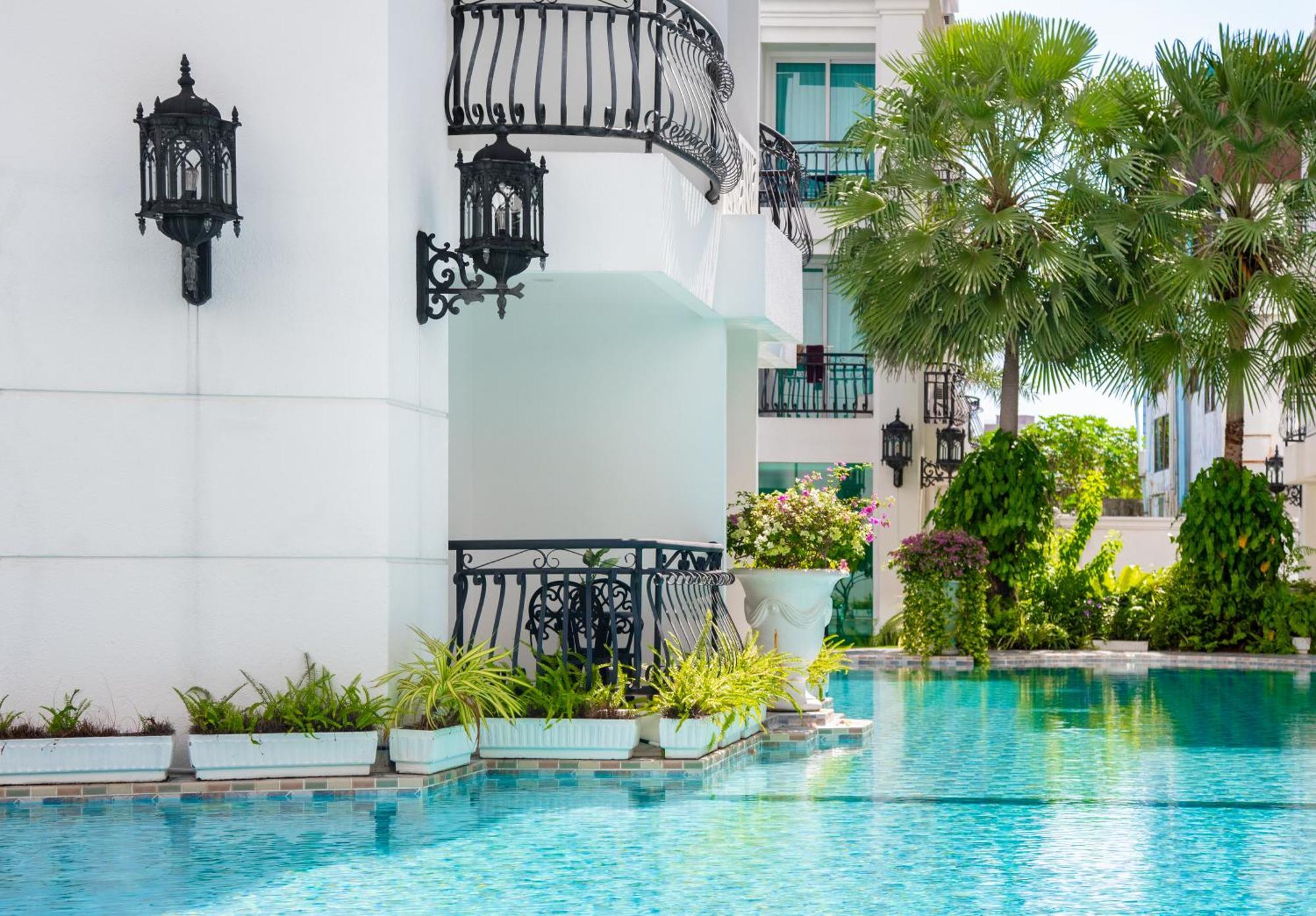 芭提雅市中心高端泳池花园公寓 椰子树下步行街旁