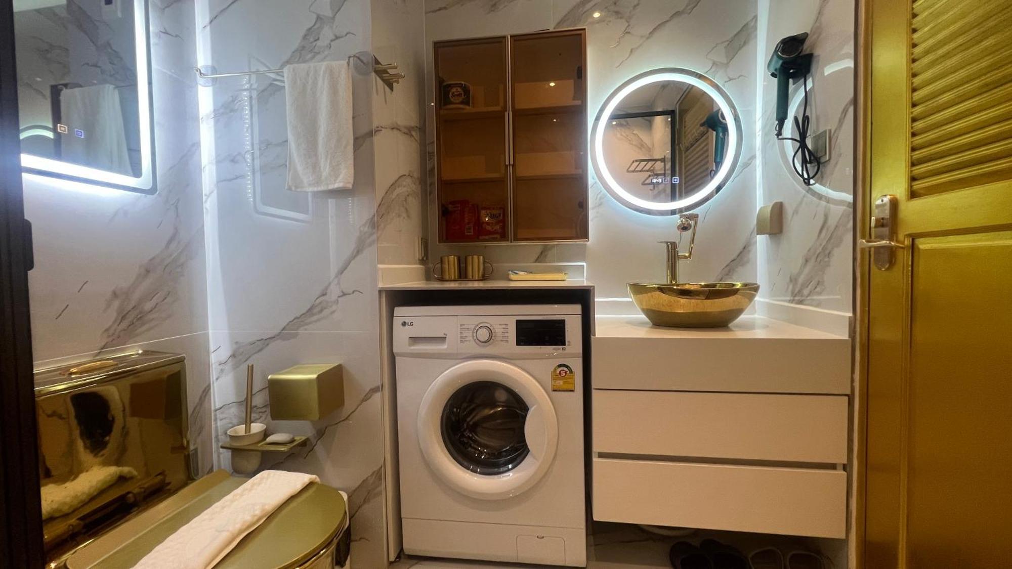 芭提雅中天维塔拉奢华黄金风格酒店公寓中天汽车站旁边 * Pattaya