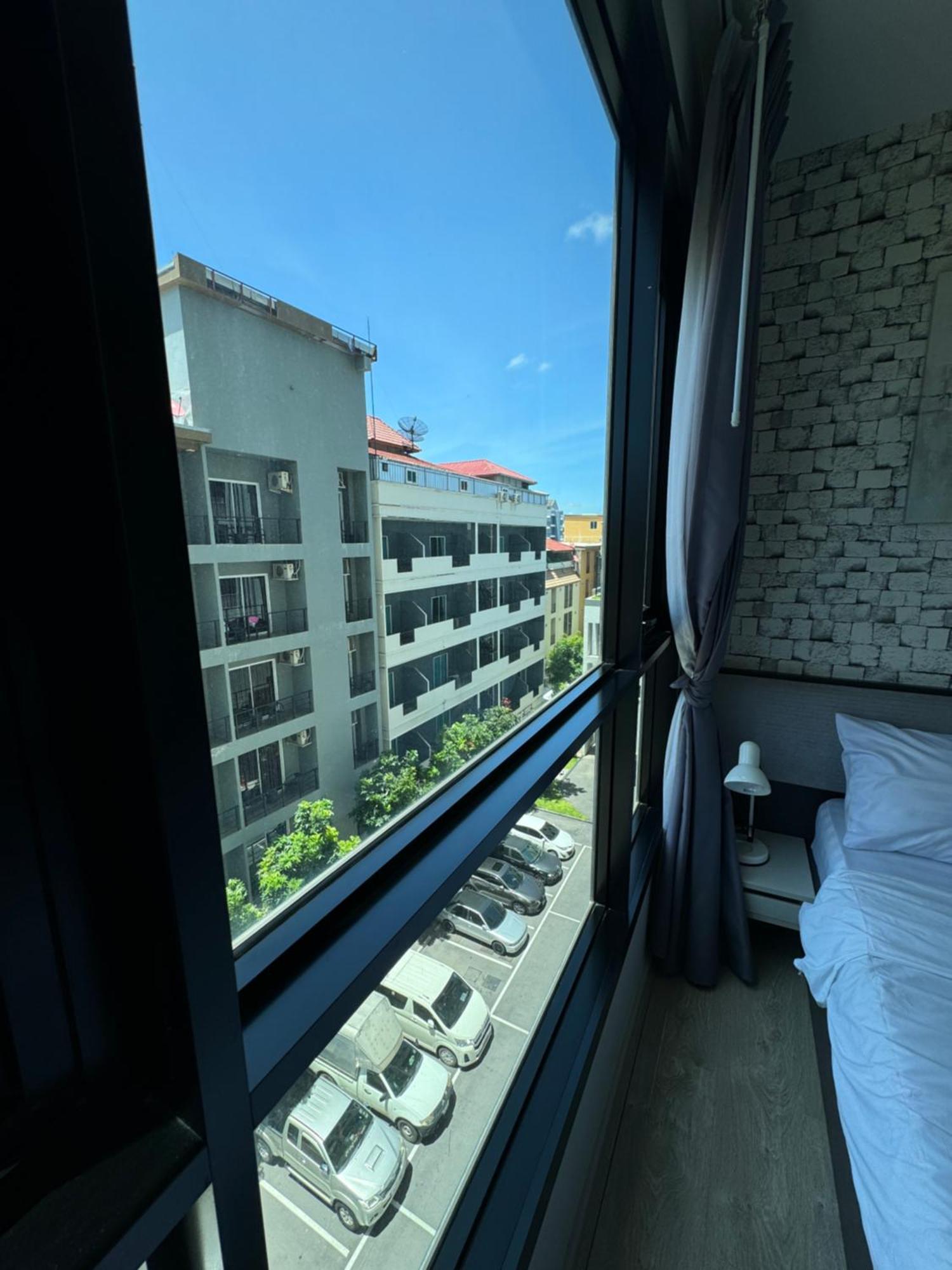 芭提雅中心地区 The Base 高档公寓酒店 Pattaya