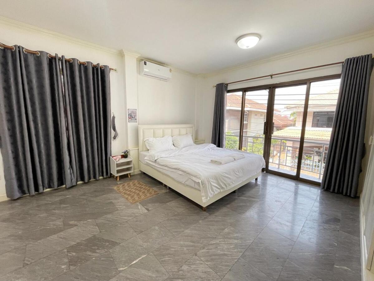 H2 Beach, Near The Terminal Building, Chinese Street, Fengyue Street, Five Bedrooms, Six Bathrooms, Single Pool Villa, Ktv, Pool Table, Convenient Transportation *