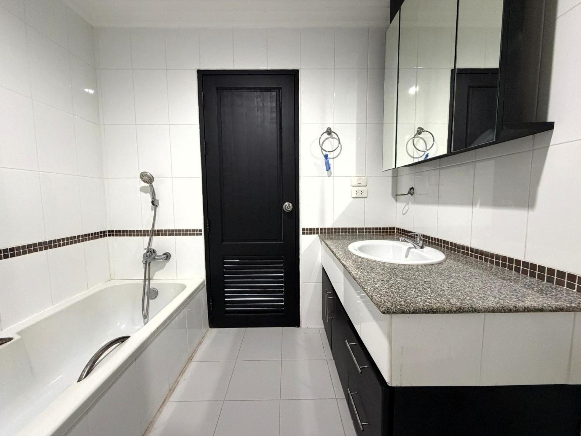 1-bedroom Pool-view With Large Balcony - Jomtien