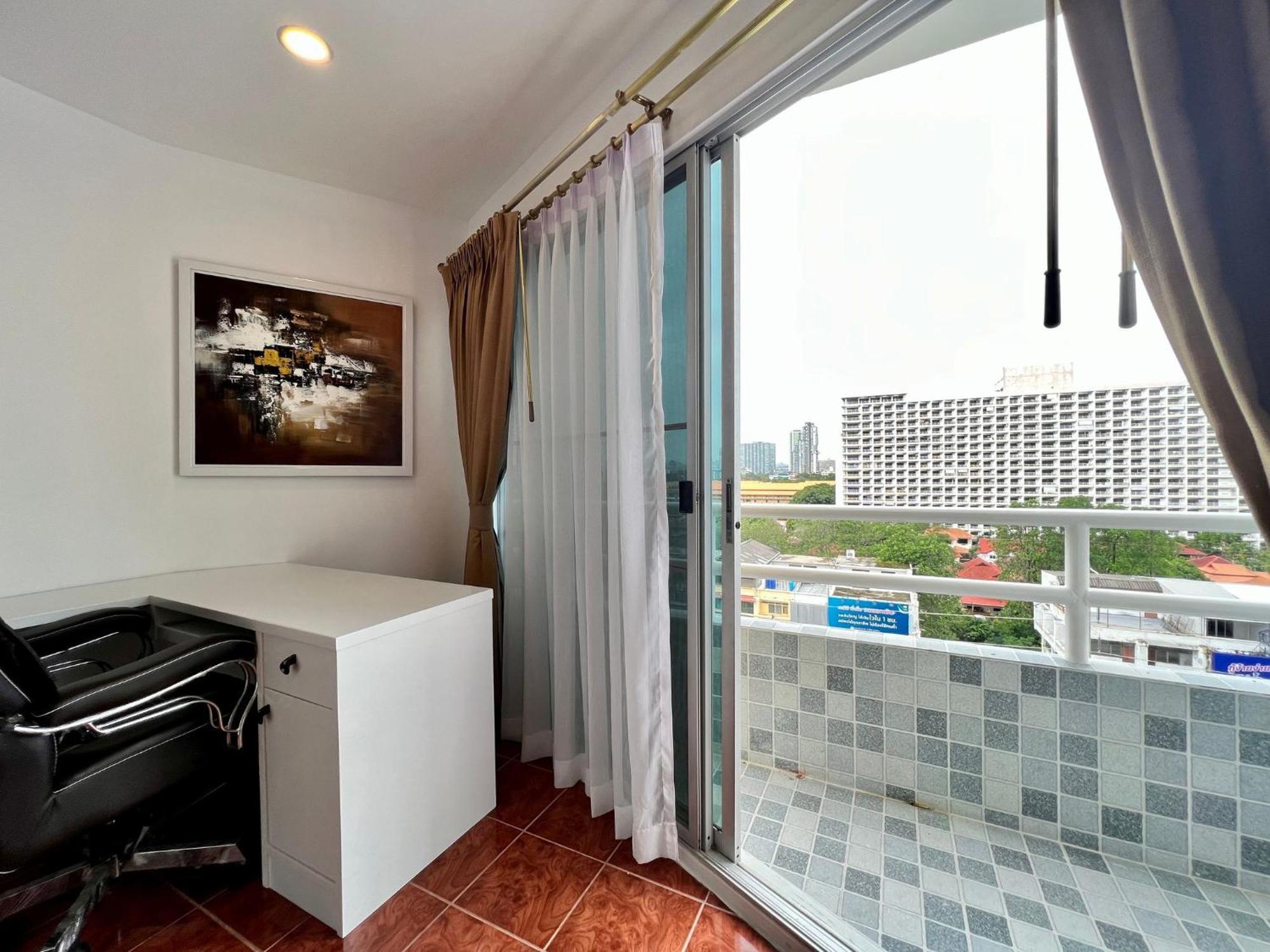 วันหยุดที่บ้าน Stylish 1br Sea-view - 2 Balconies - View Talay 1 Jomtien *