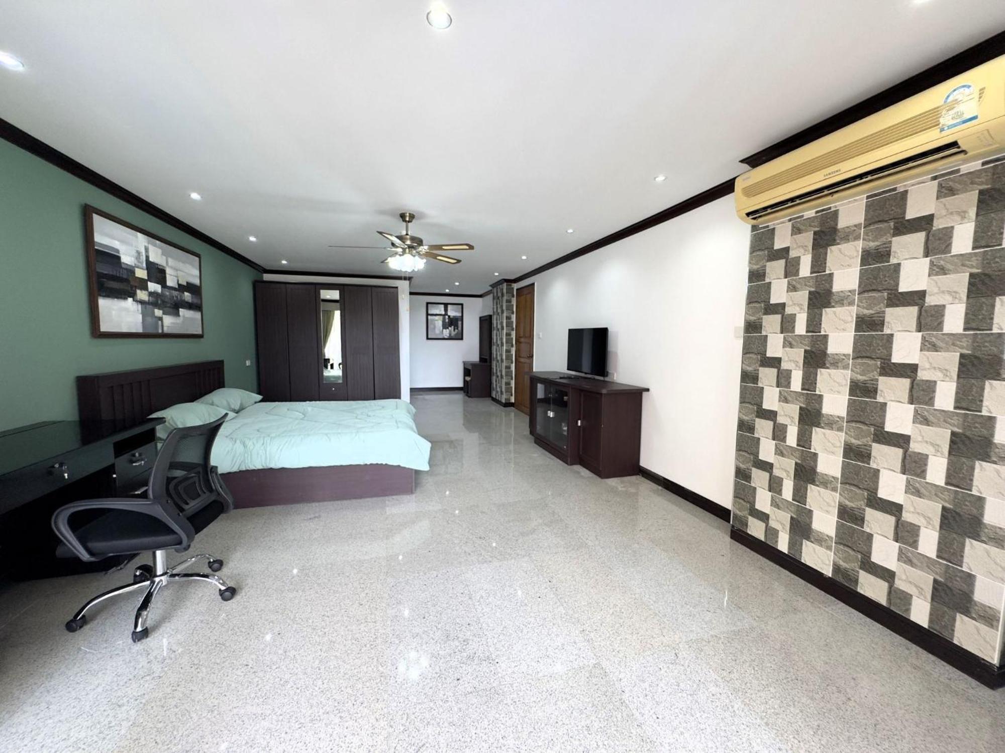 Spacious 2br - 3 Balconies Views Holiday home *