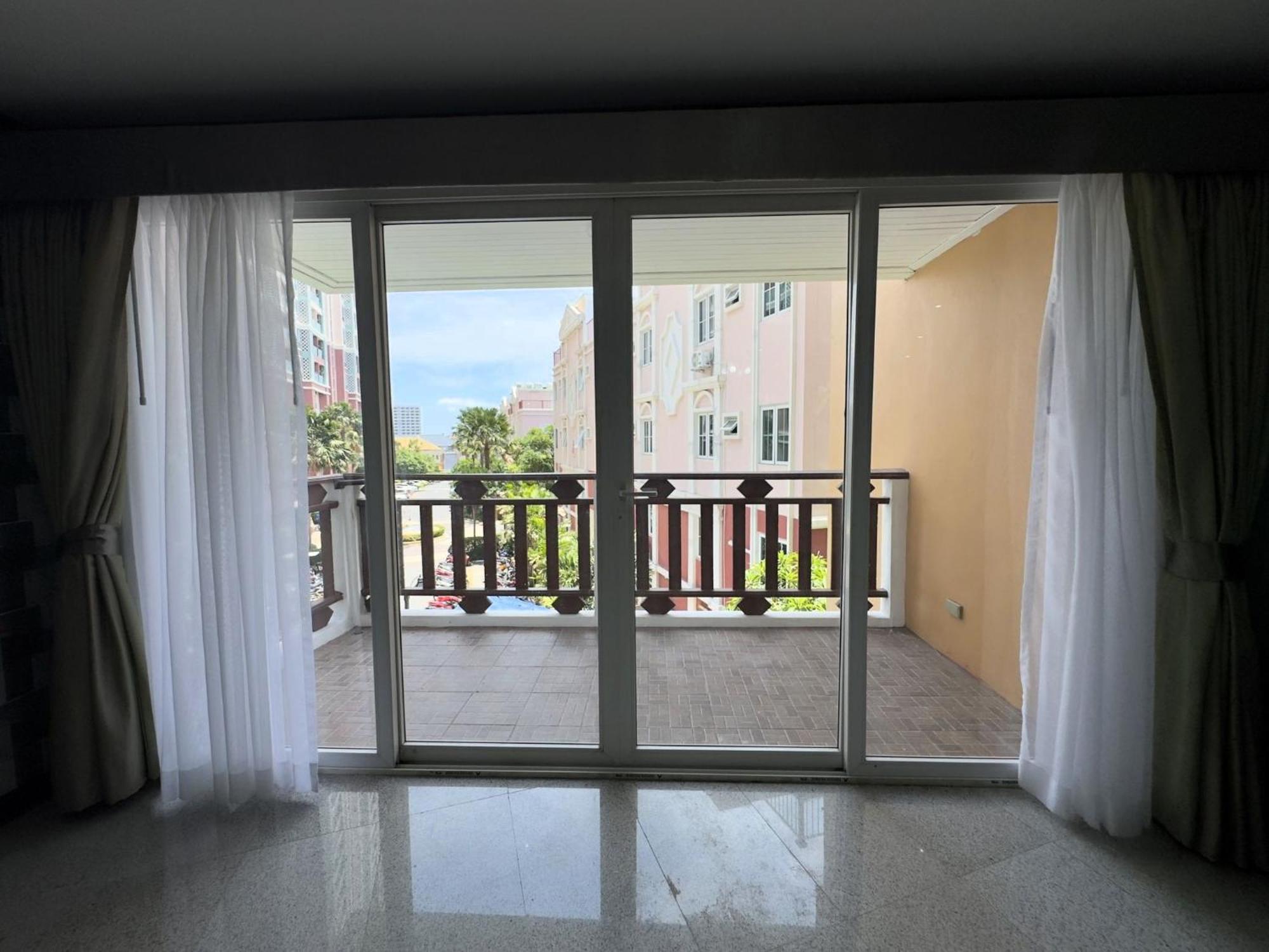 Spacious 2br - 3 Balconies Views Holiday home Pattaya