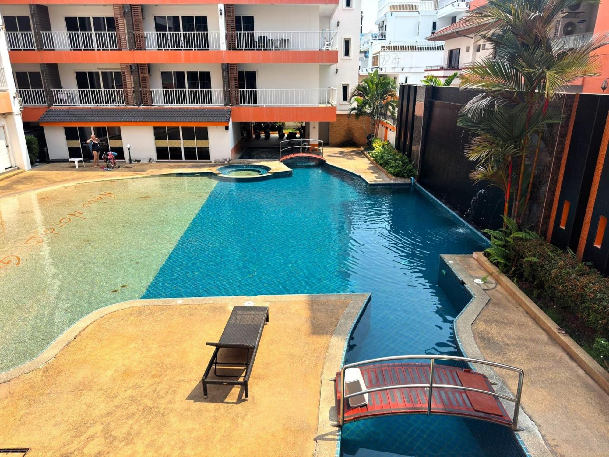 Stylish Pool-view With Balcony - New Nordic Vip 3, Pratumnak Apartment