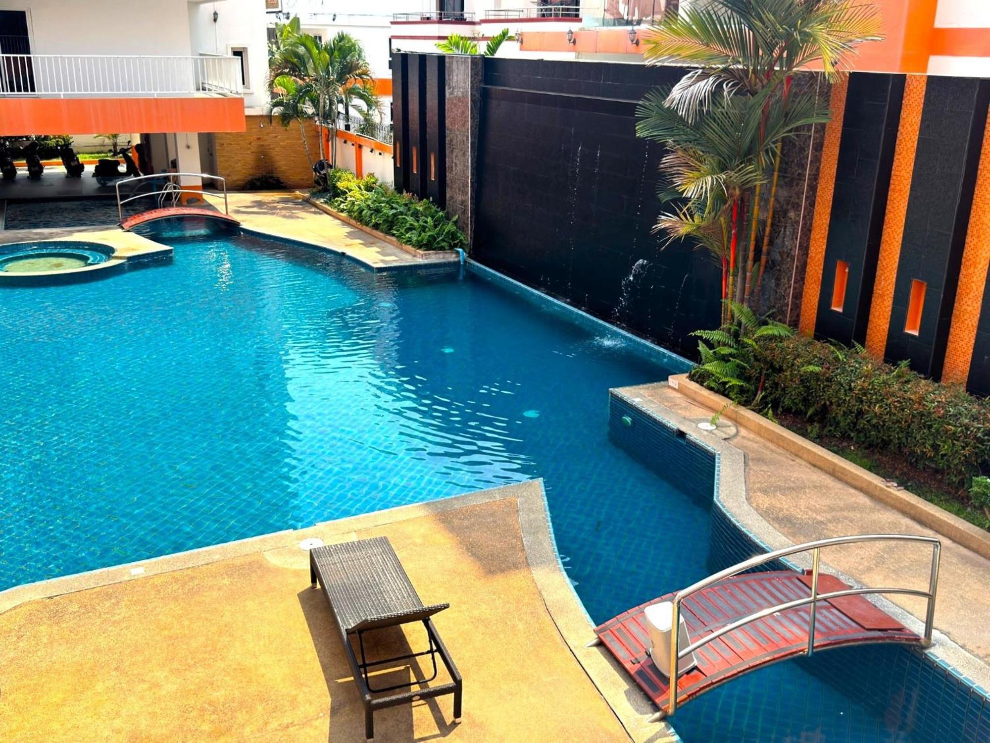 Stylish Pool-view With Balcony - New Nordic Vip 3, Pratumnak Pattaya