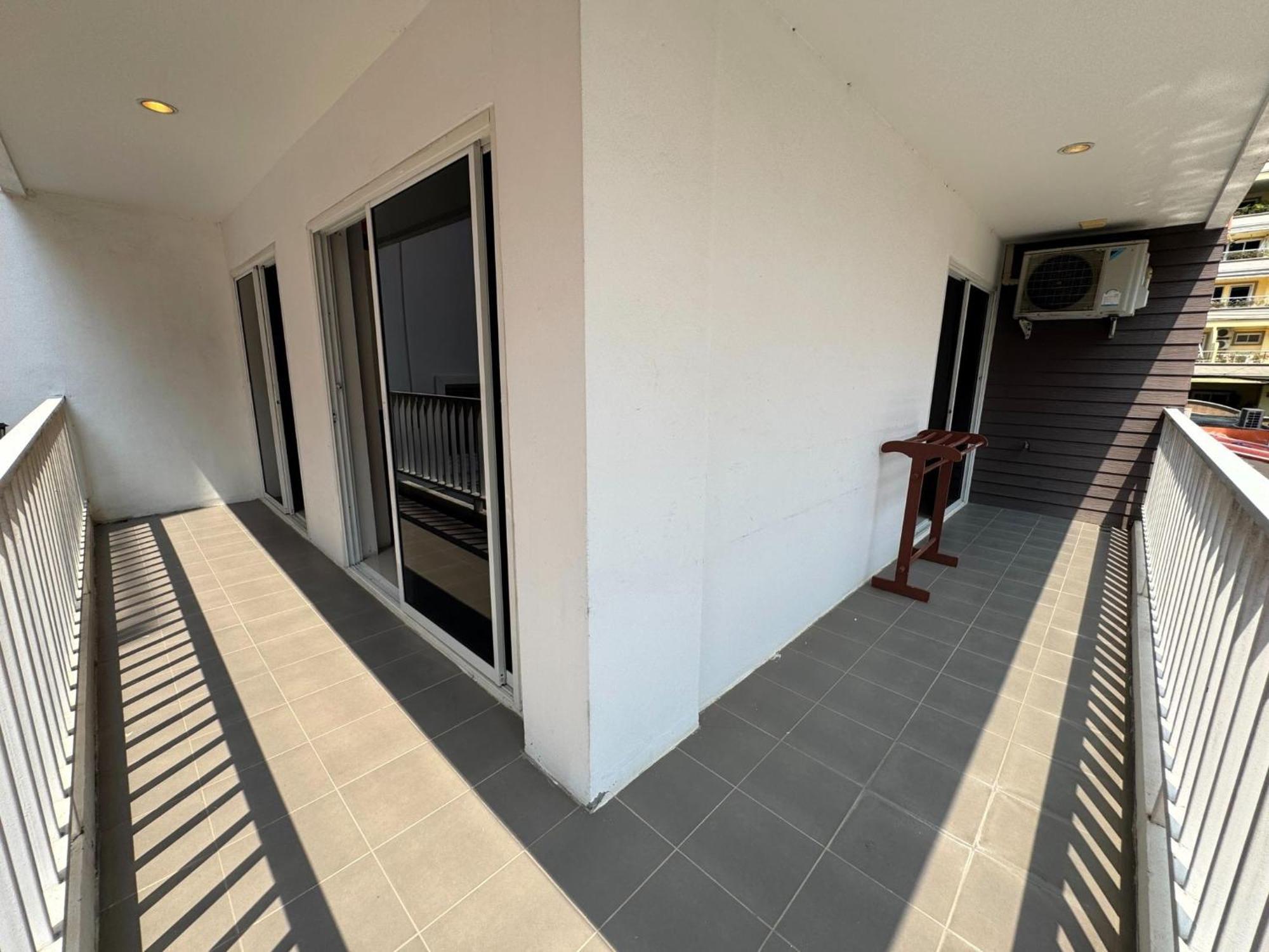 Stylish Pool-view With Balcony - New Nordic Vip 3, Pratumnak Apartment Pattaya