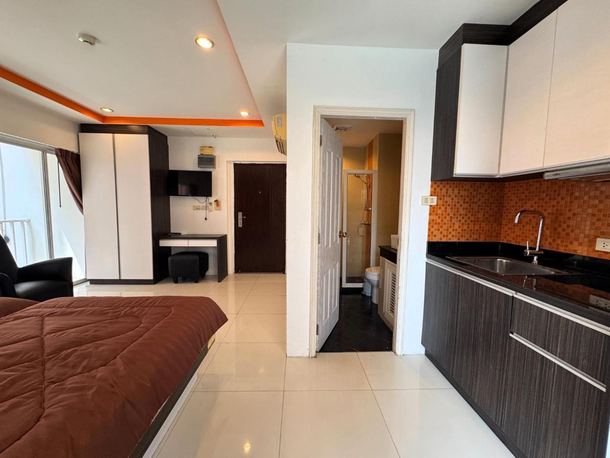 Apartment Stylish Pool-view With Balcony - New Nordic Vip 3, Pratumnak