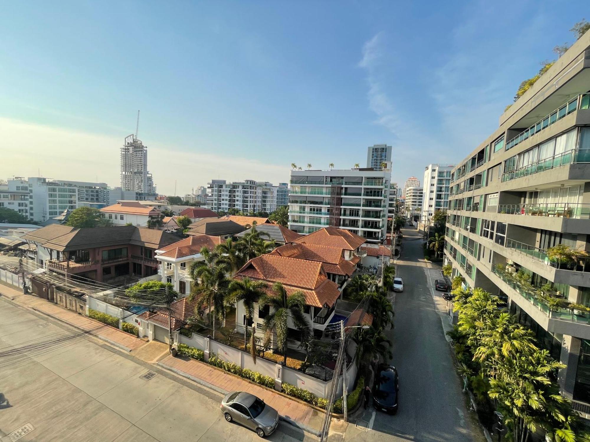 Cozy With Swimming Pool, Gym, Sauna, Great Location, Near Beach, Easy Transport - Guest Friendly *