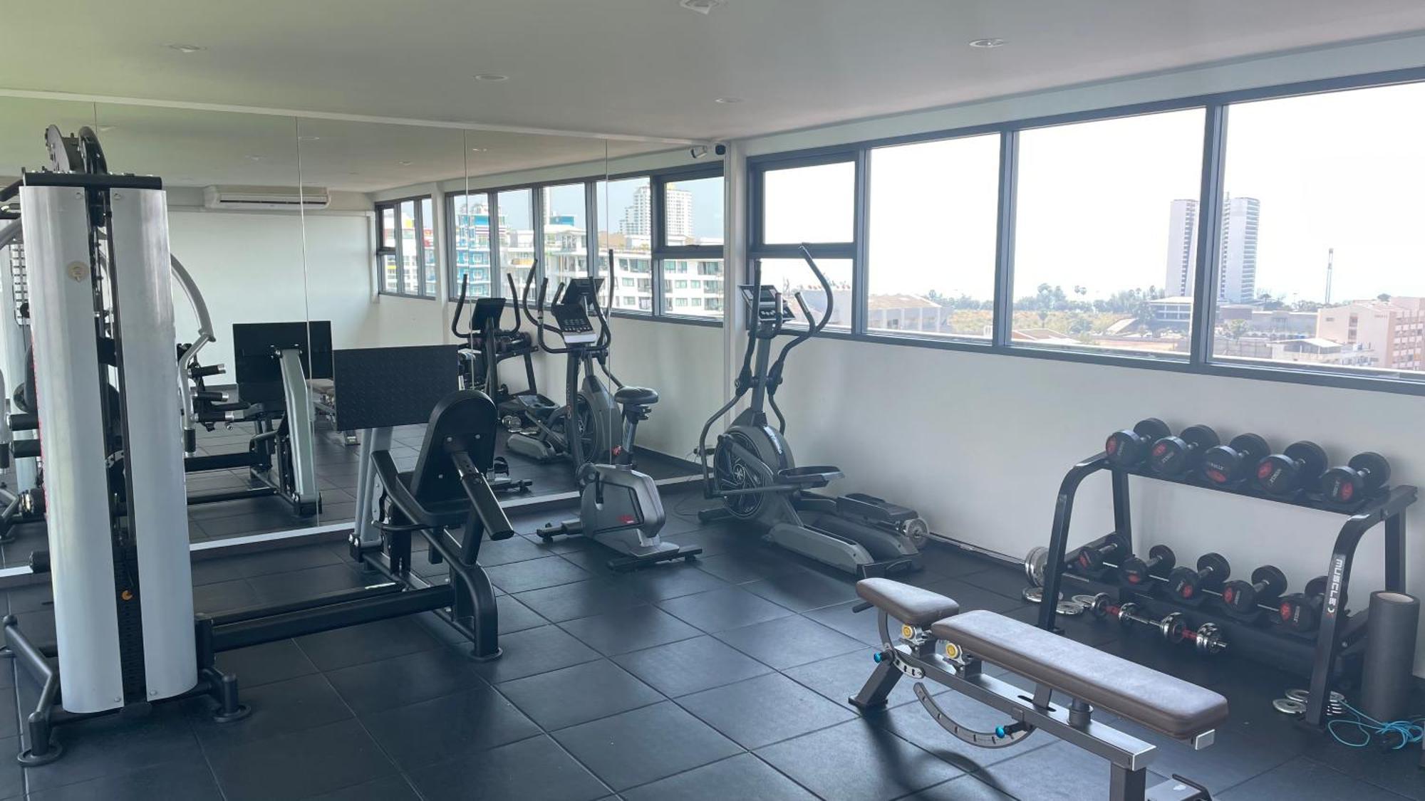 Cozy With Swimming Pool, Gym, Sauna, Great Location, Near Beach, Easy Transport - Guest Friendly *