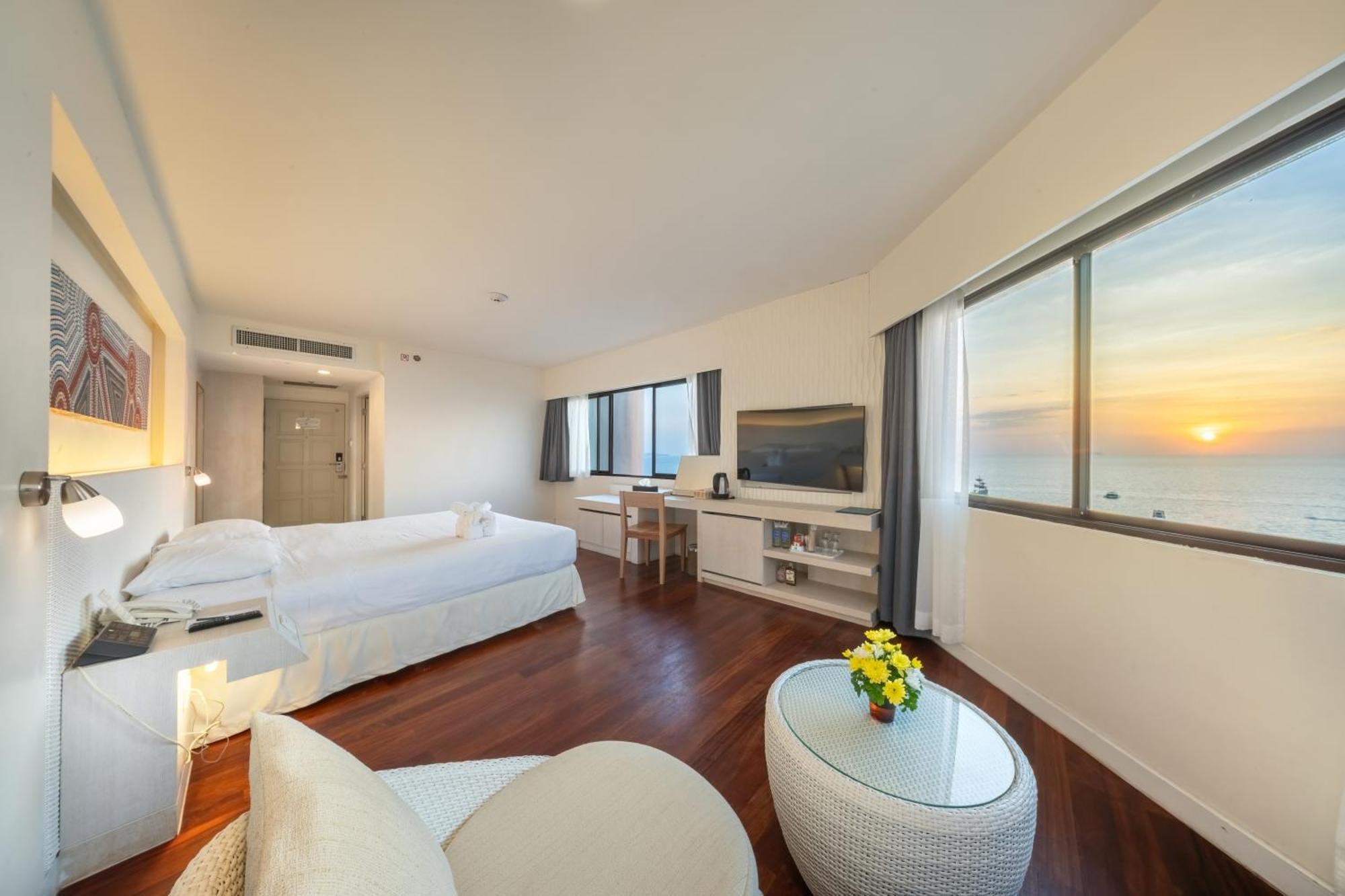โรงแรม Jomtien Palm & - Family-friendly 5*