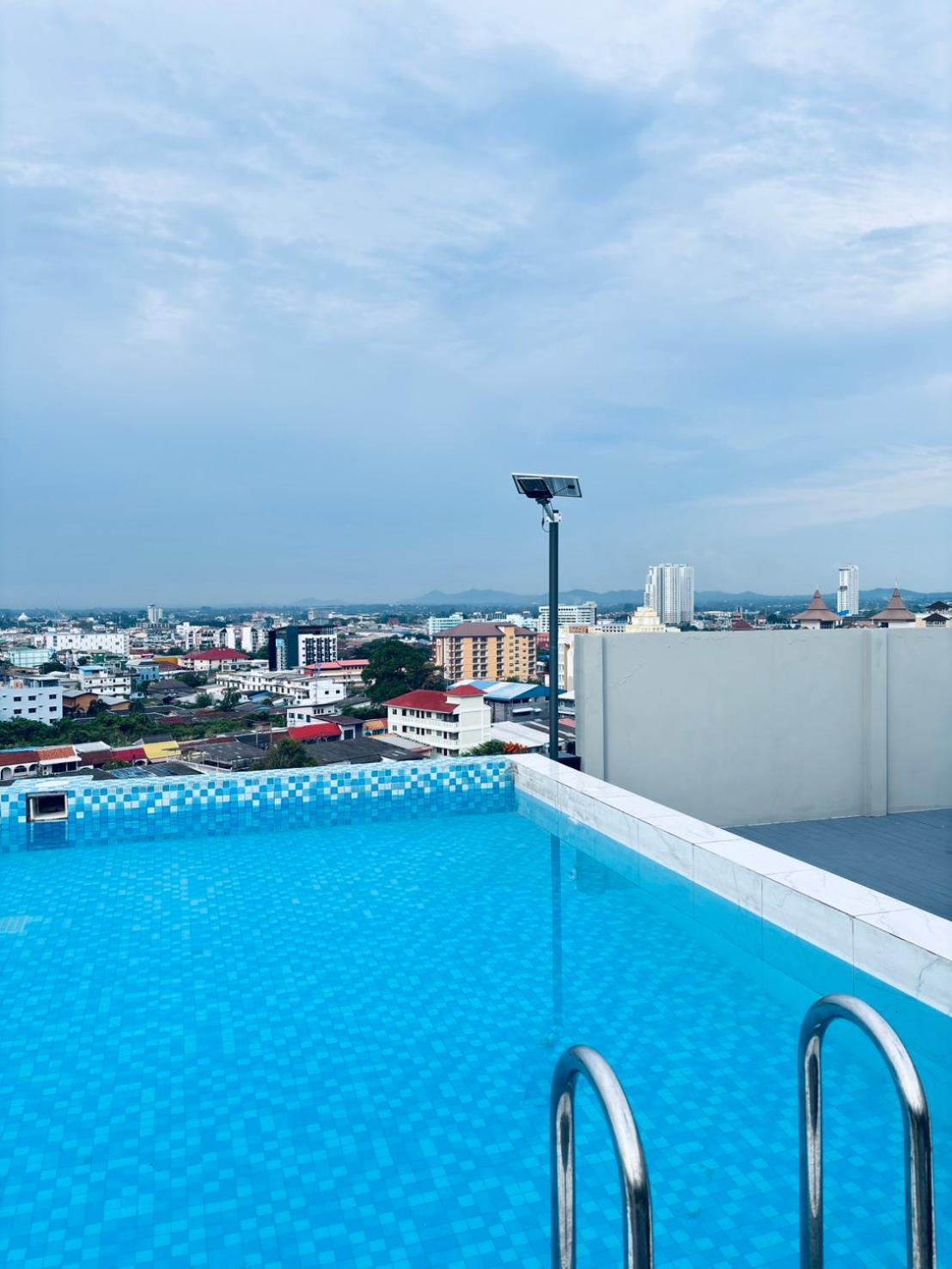 Dday Luxury By D-eco Wellness Centre โรงแรม 4*