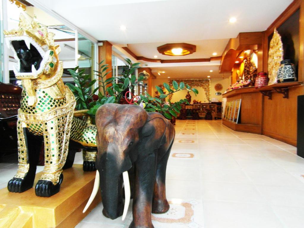 Thai Palace Apartment *