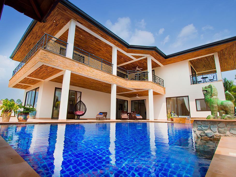 Phoenix Lakeside Pool Pattaya