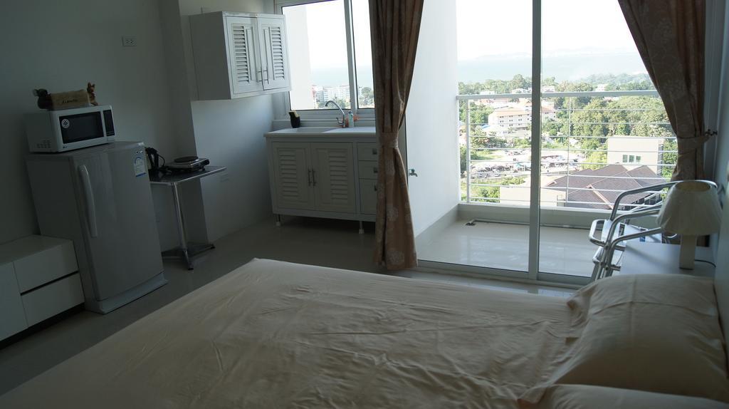 Ad Hyatt Condominium