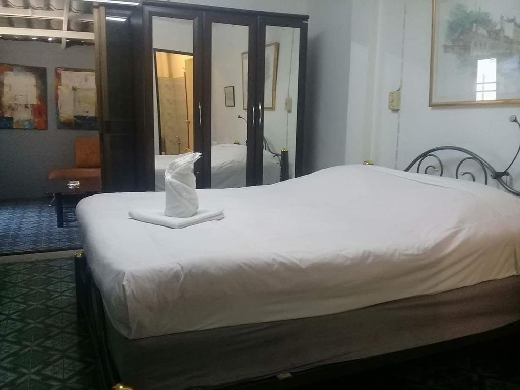 Scandalic Restaurant And Golf Guest house
