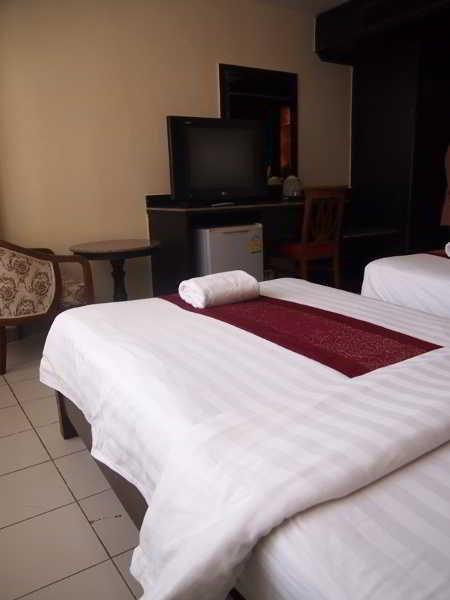 Jomtien Holiday โรงแรม