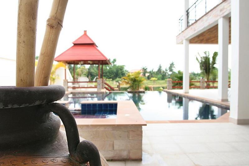 Phoenix Lakeside Pool Apartment