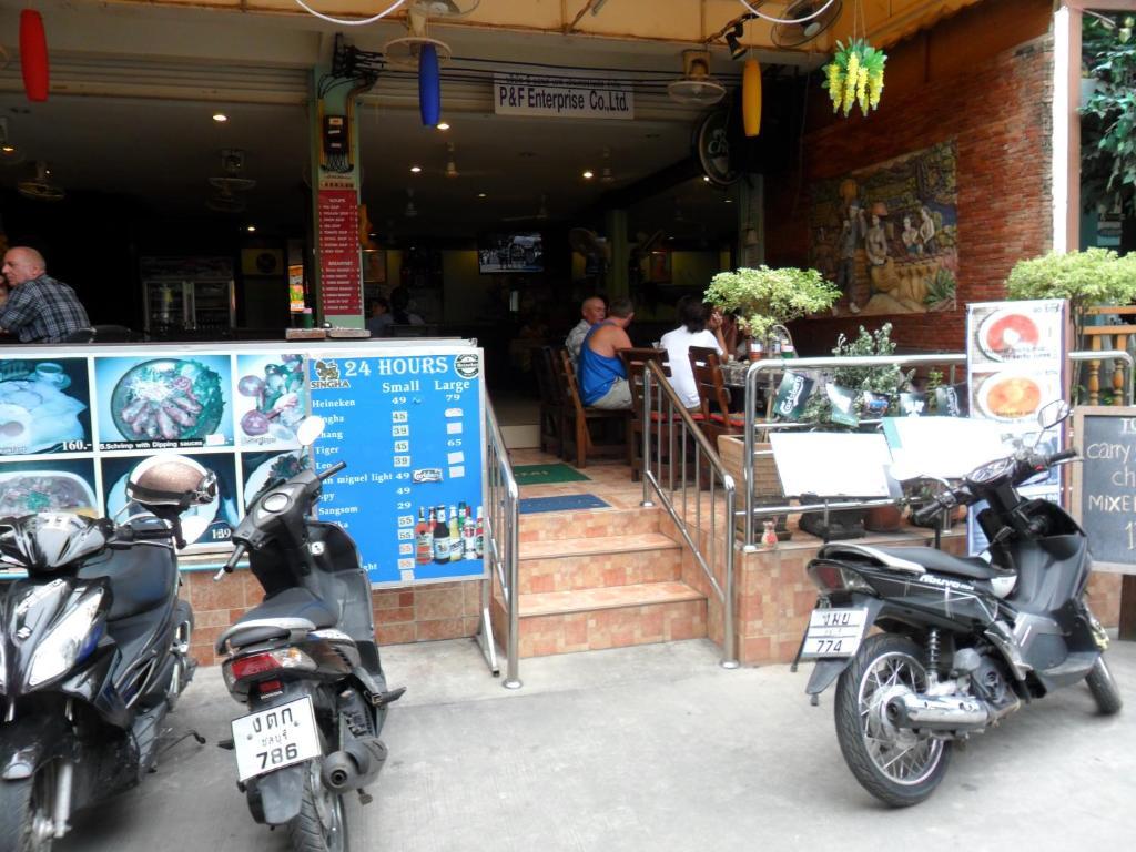 Malee Bar Aparthotel