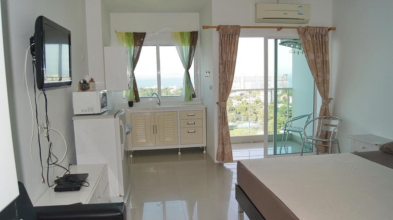 Ad Hyatt Condominium