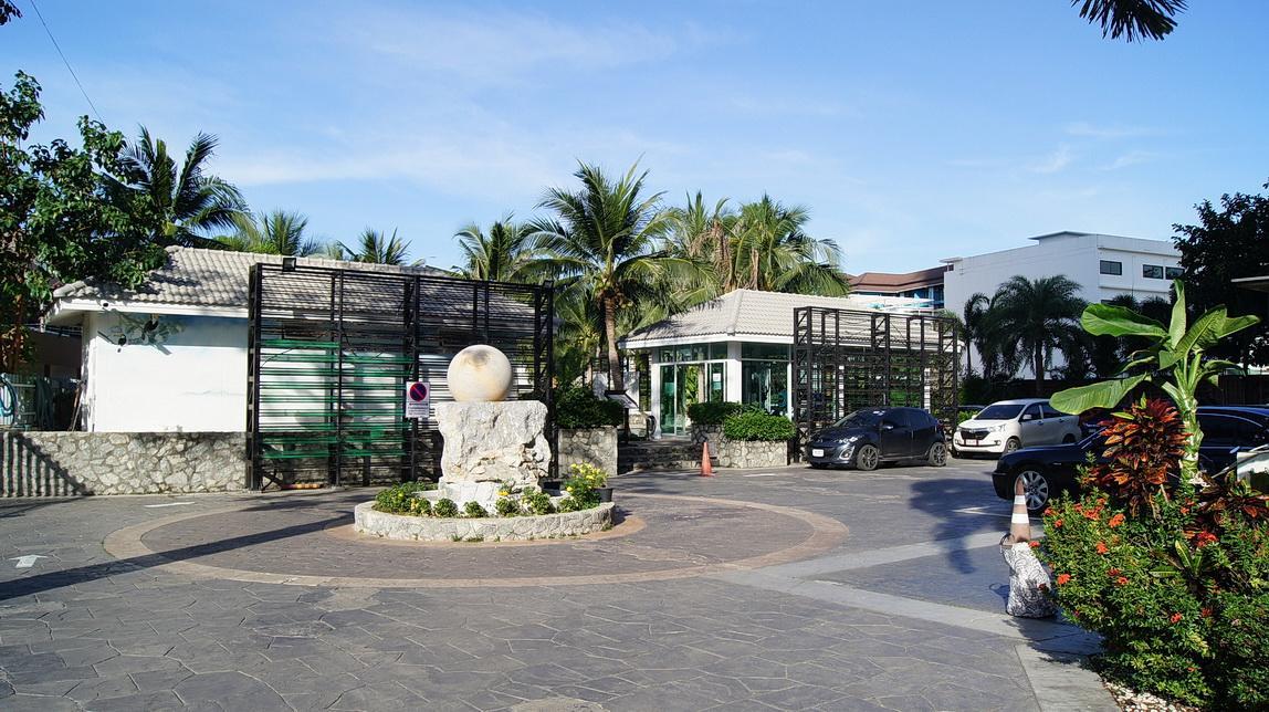Ad Hyatt Condominium