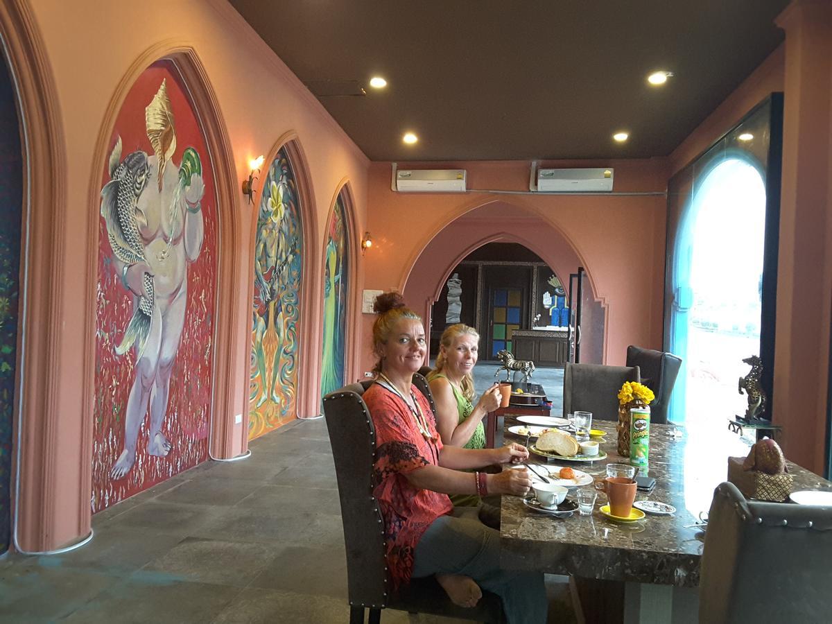 Bee Sleep & Nana Art Gallery * Pattaya