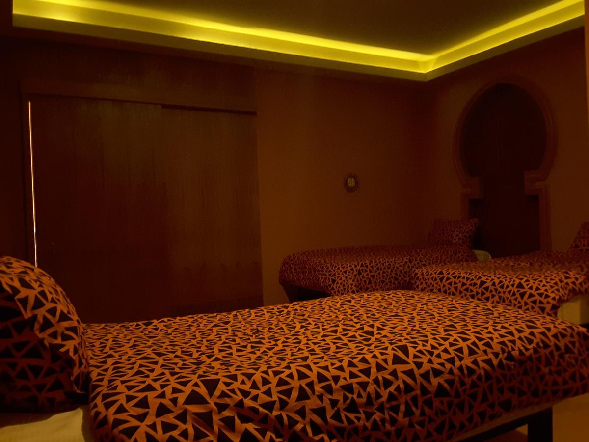 Bee Sleep & Nana Art Gallery Pattaya