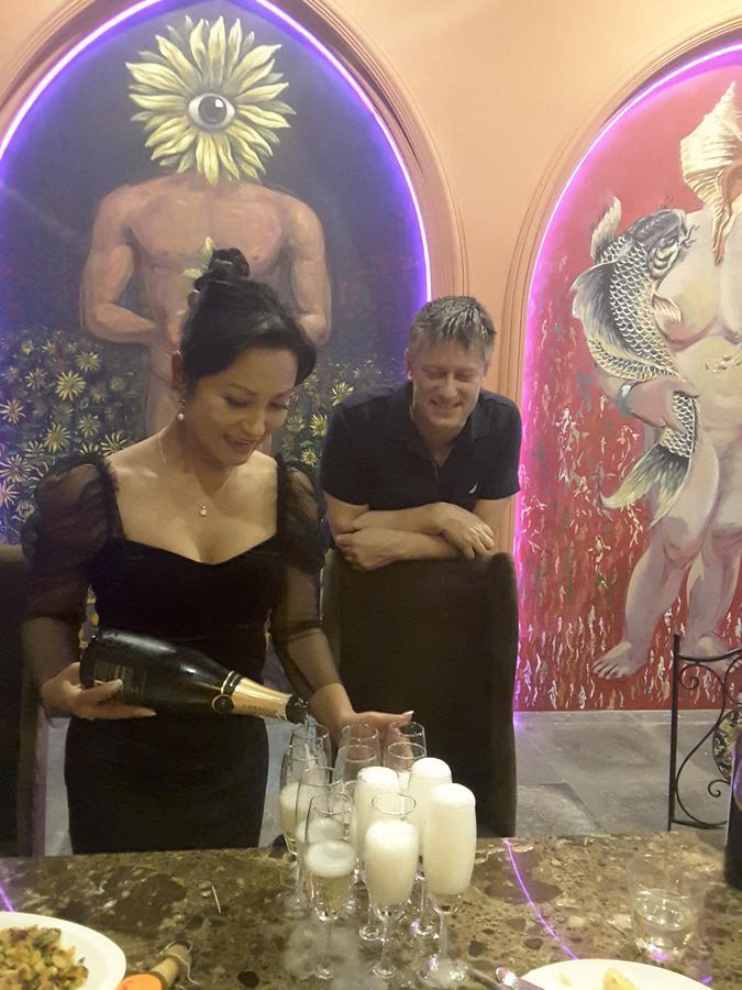 Bee Sleep & Nana Art Gallery Pattaya