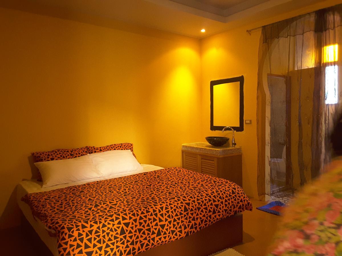 Hostel Bee Sleep & Nana Art Gallery *