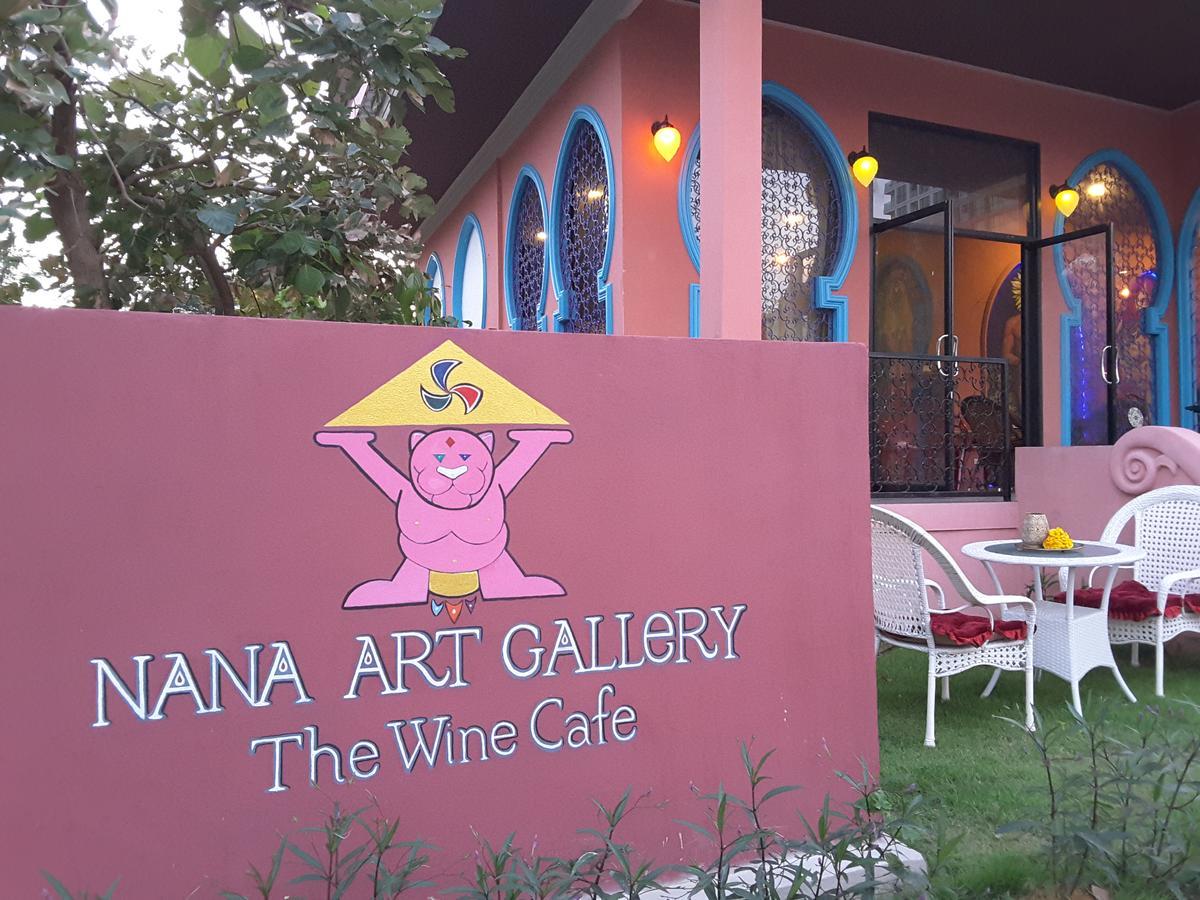 Hostel Bee Sleep & Nana Art Gallery *