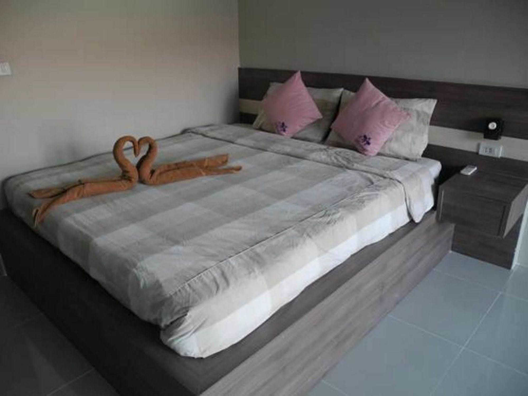 Bee Orchid Pool Hotel
