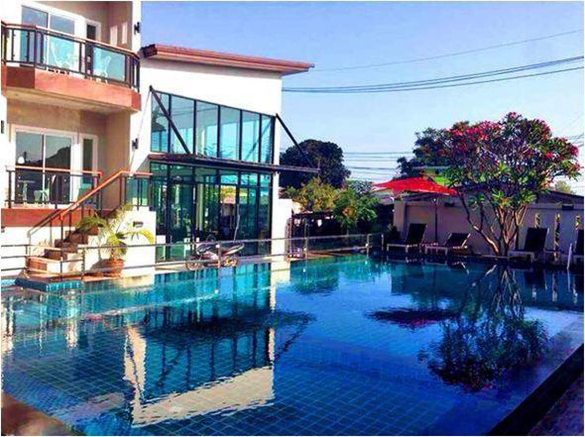Hotel Bee Orchid Pool Pattaya