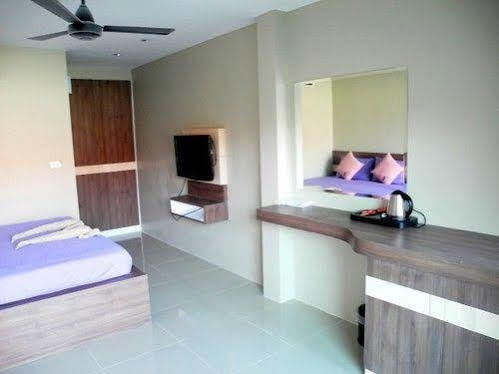 Hotel Bee Orchid Pool
