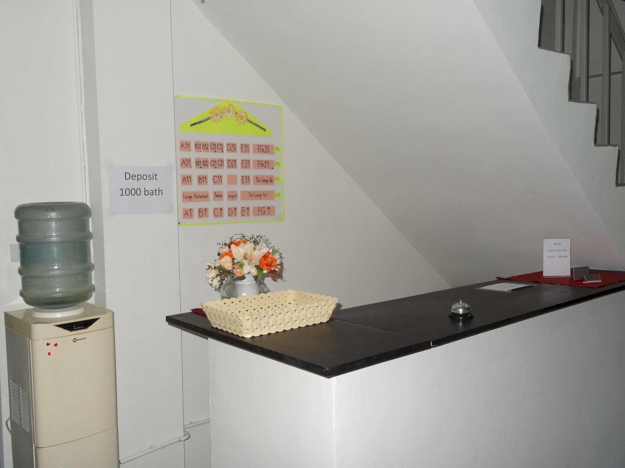 The Lounge Hotel
