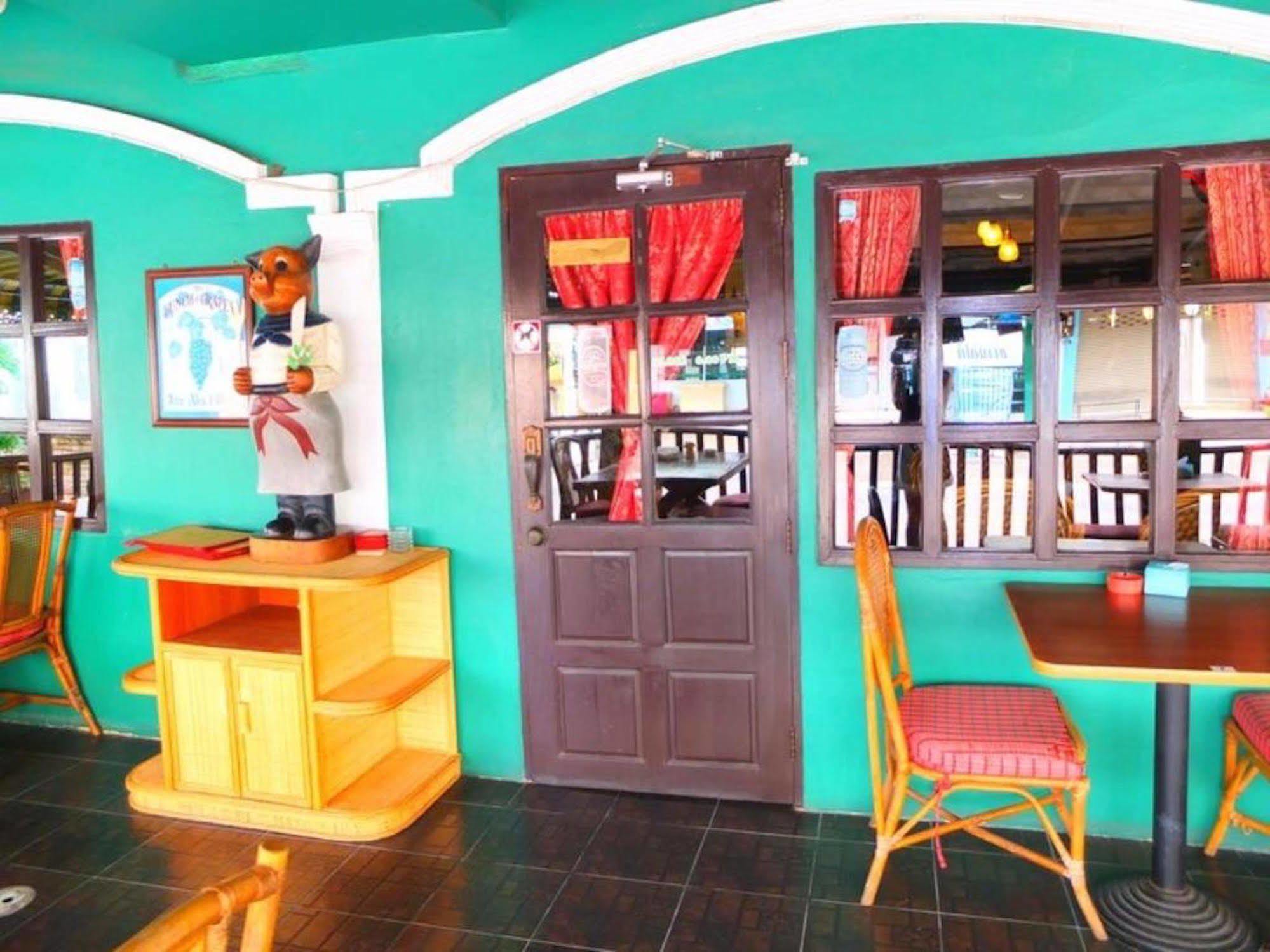The Caddy Shack 3*