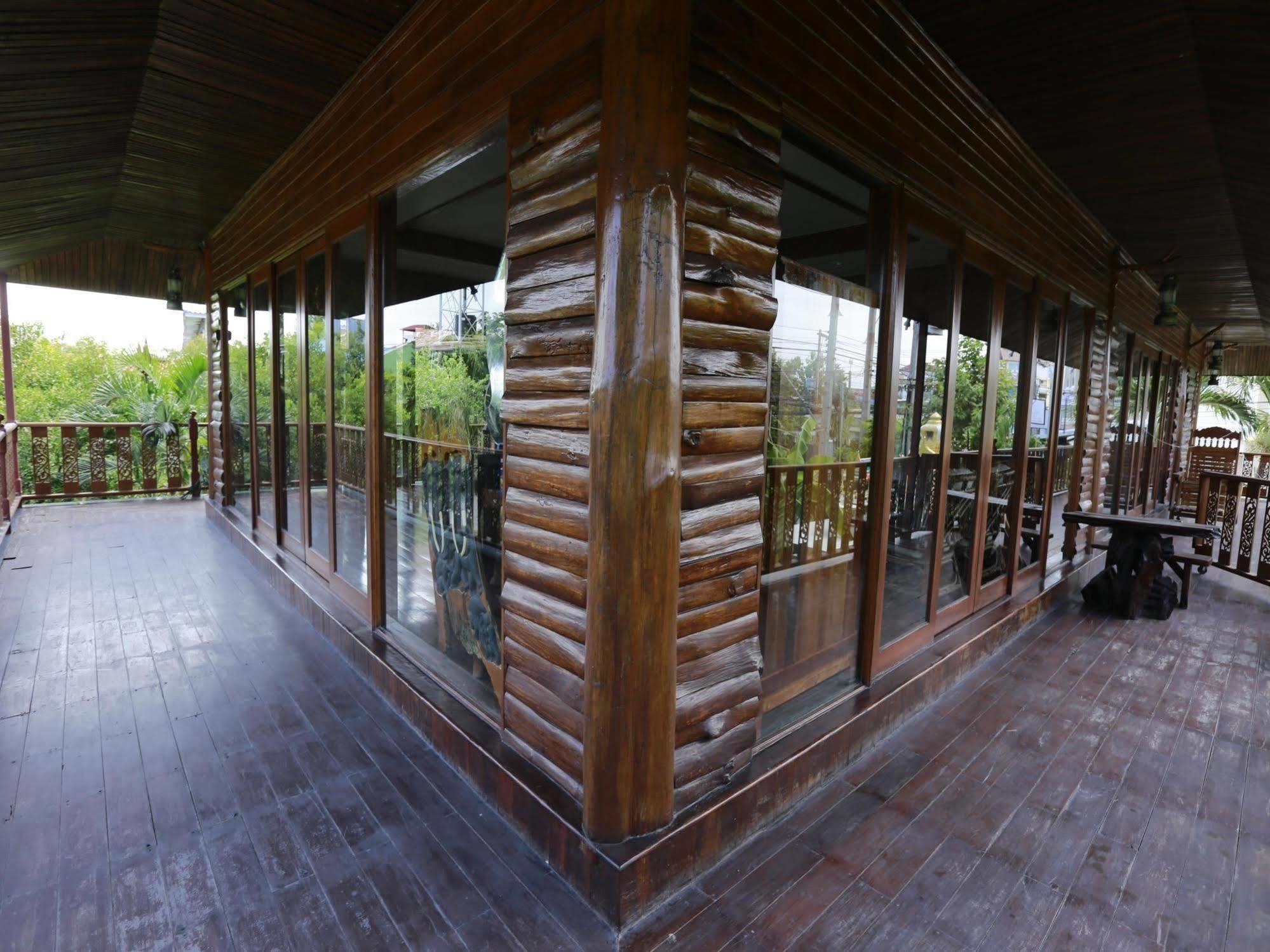 Deeden Hotel