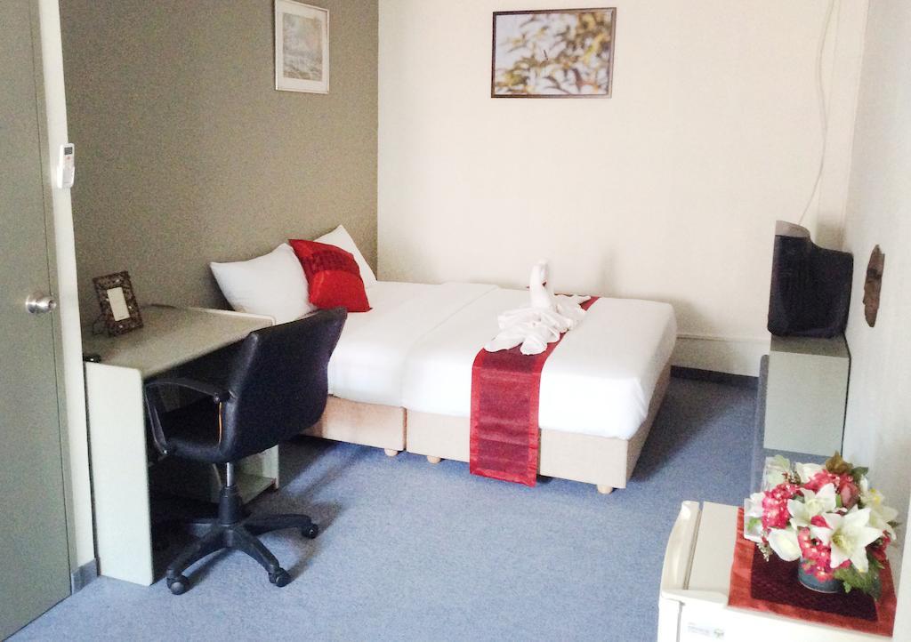 The Lounge Hotel