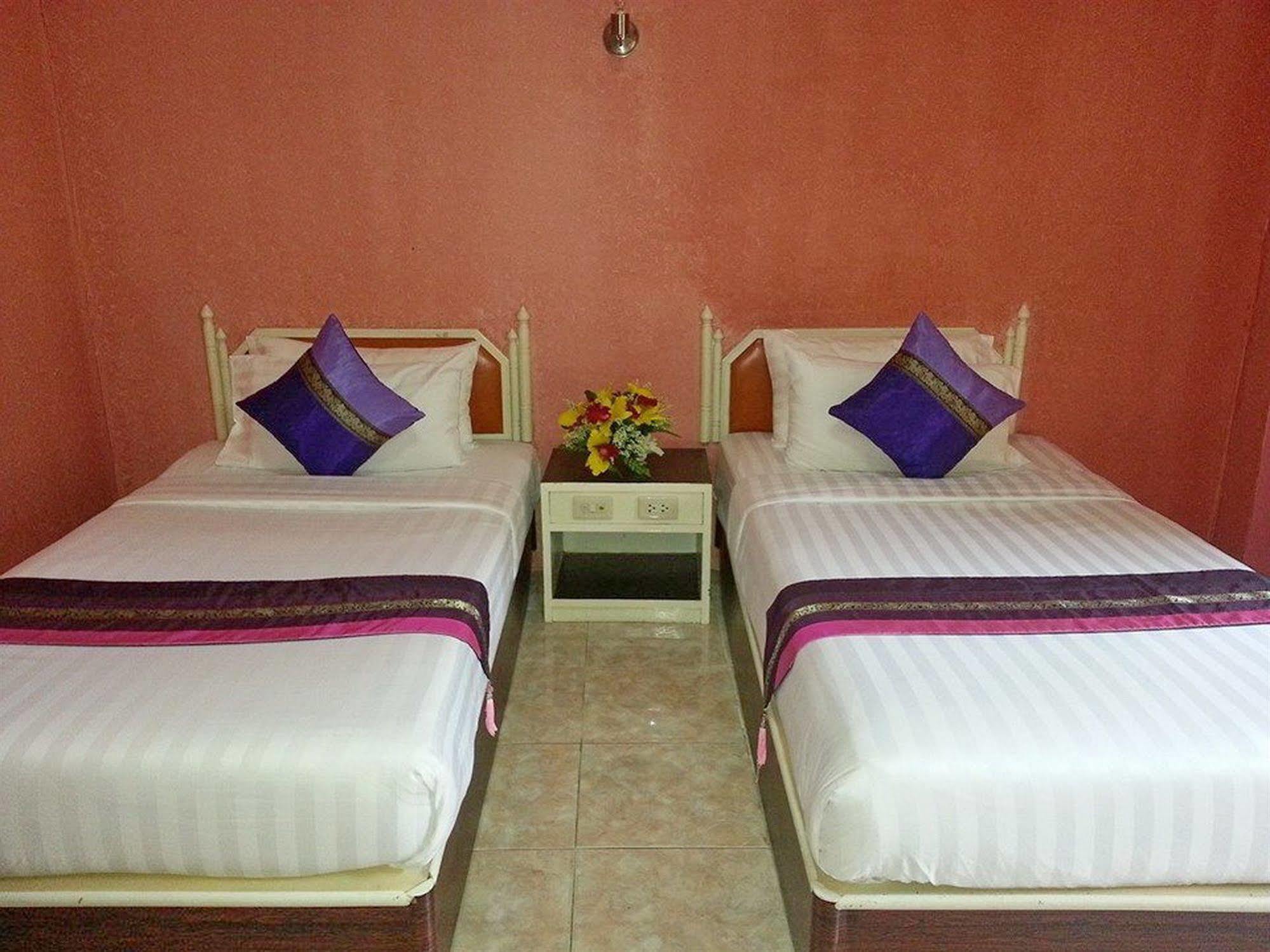 Thai Palace Apartment *