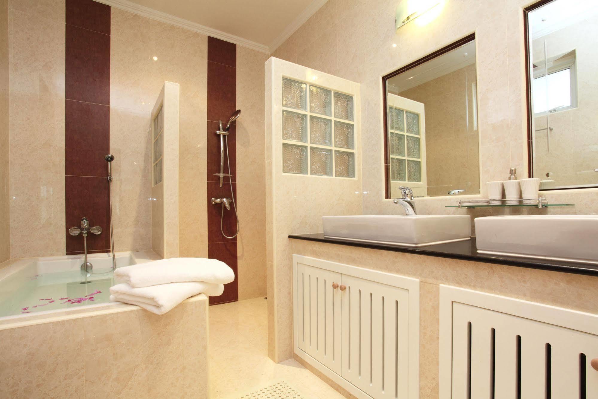 The Chase & Foxlea Villa *
