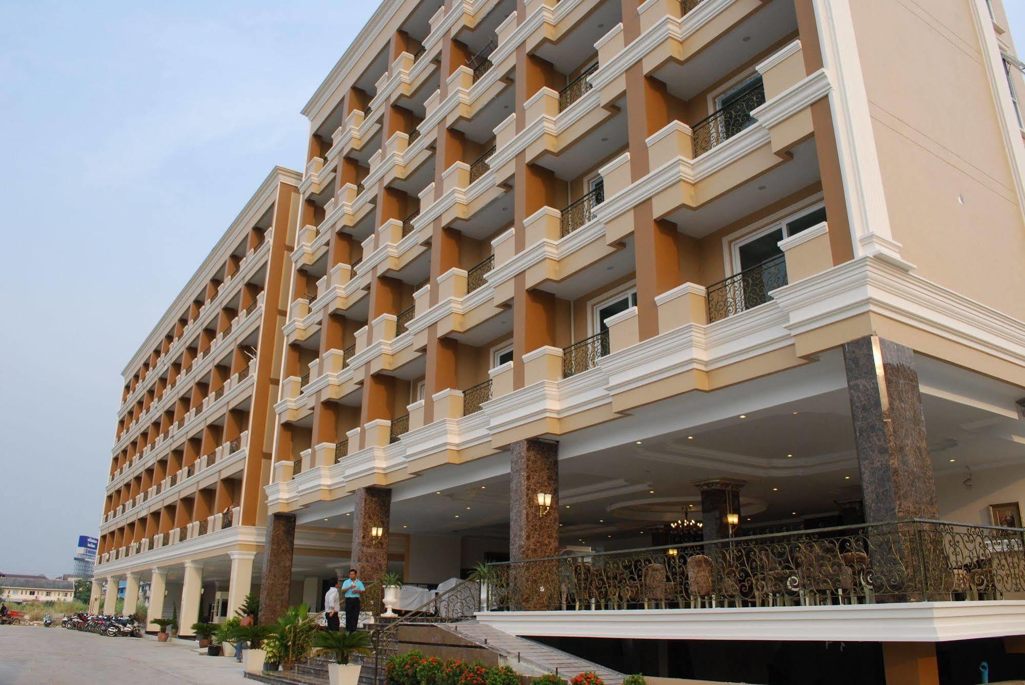 Lk Grand Living Place Hotel 4*