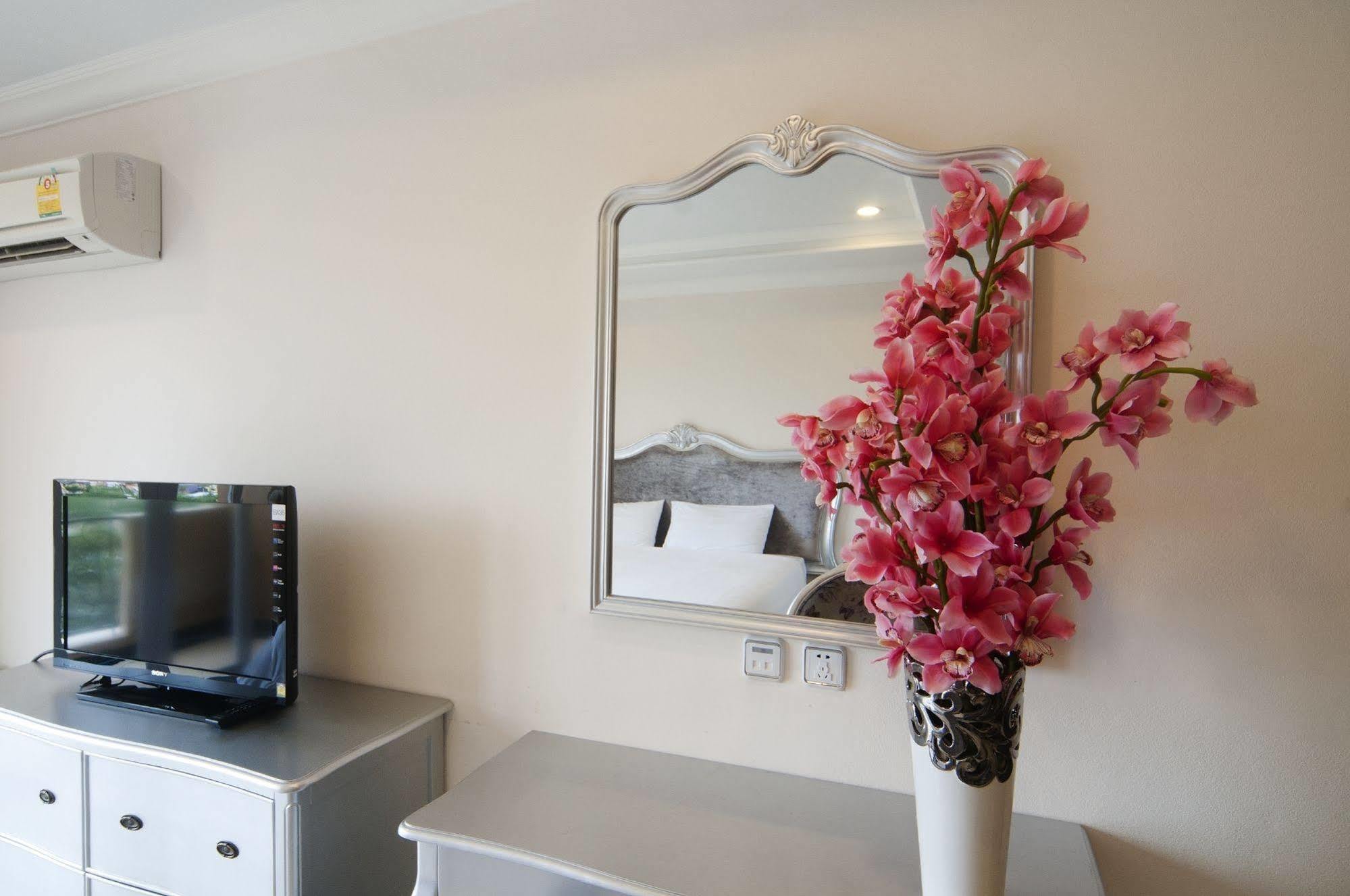 Lk Grand Living Place Hotel 4*