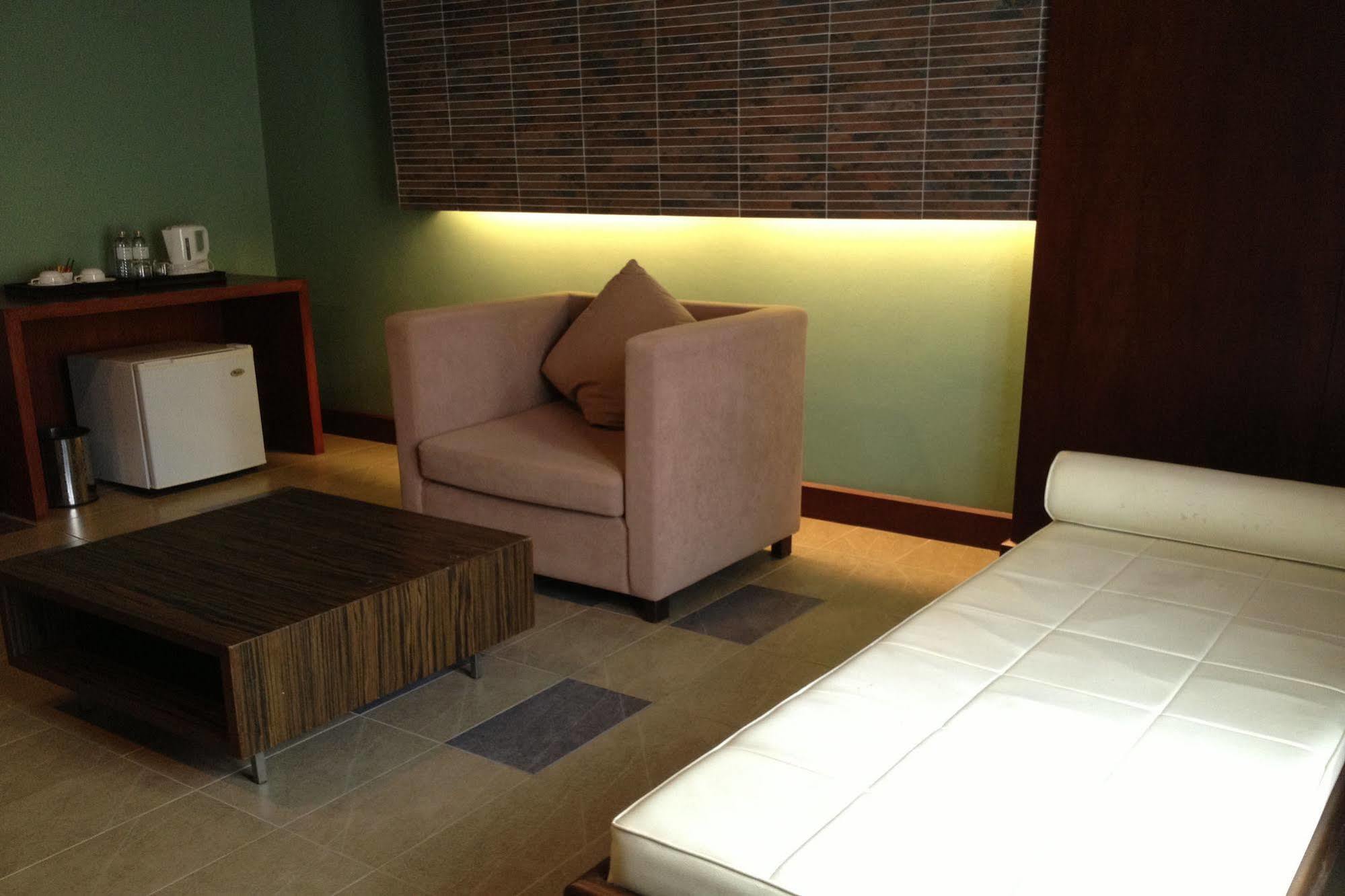 Long Beach Plus 4*